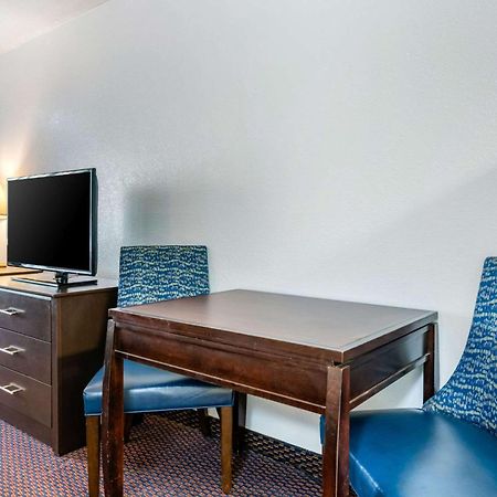Quality Inn Sarasota North Near Lido Key Beach Exterior photo