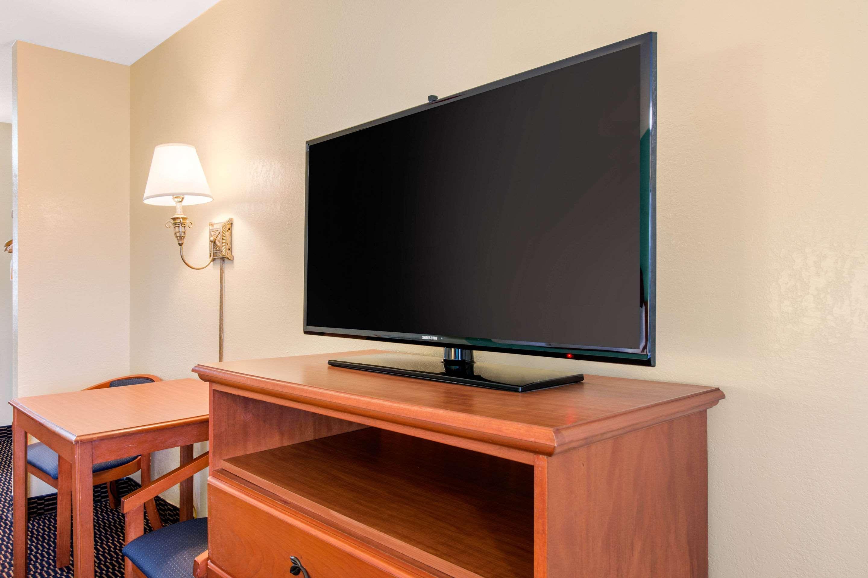 Quality Inn Sarasota North Near Lido Key Beach Exterior photo