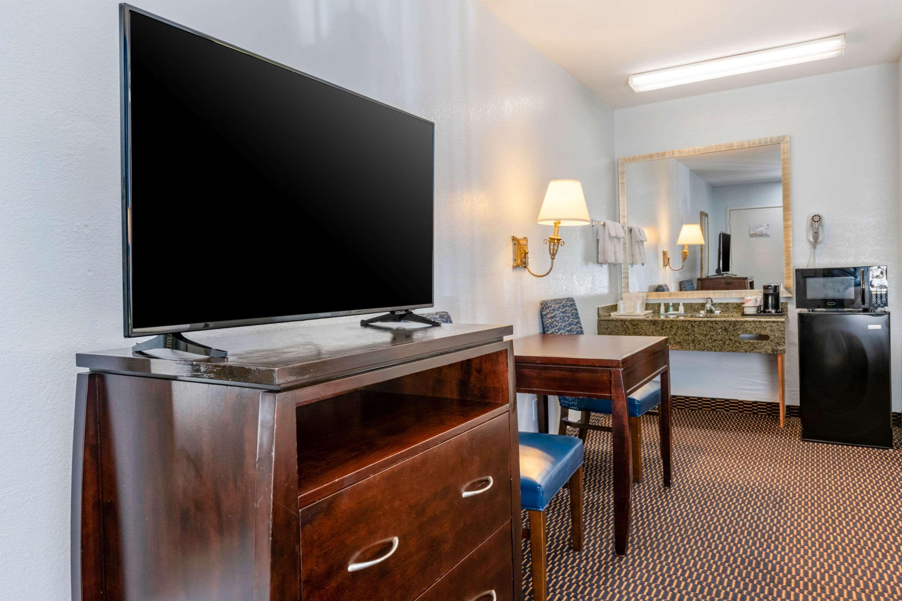 Quality Inn Sarasota North Near Lido Key Beach Exterior photo