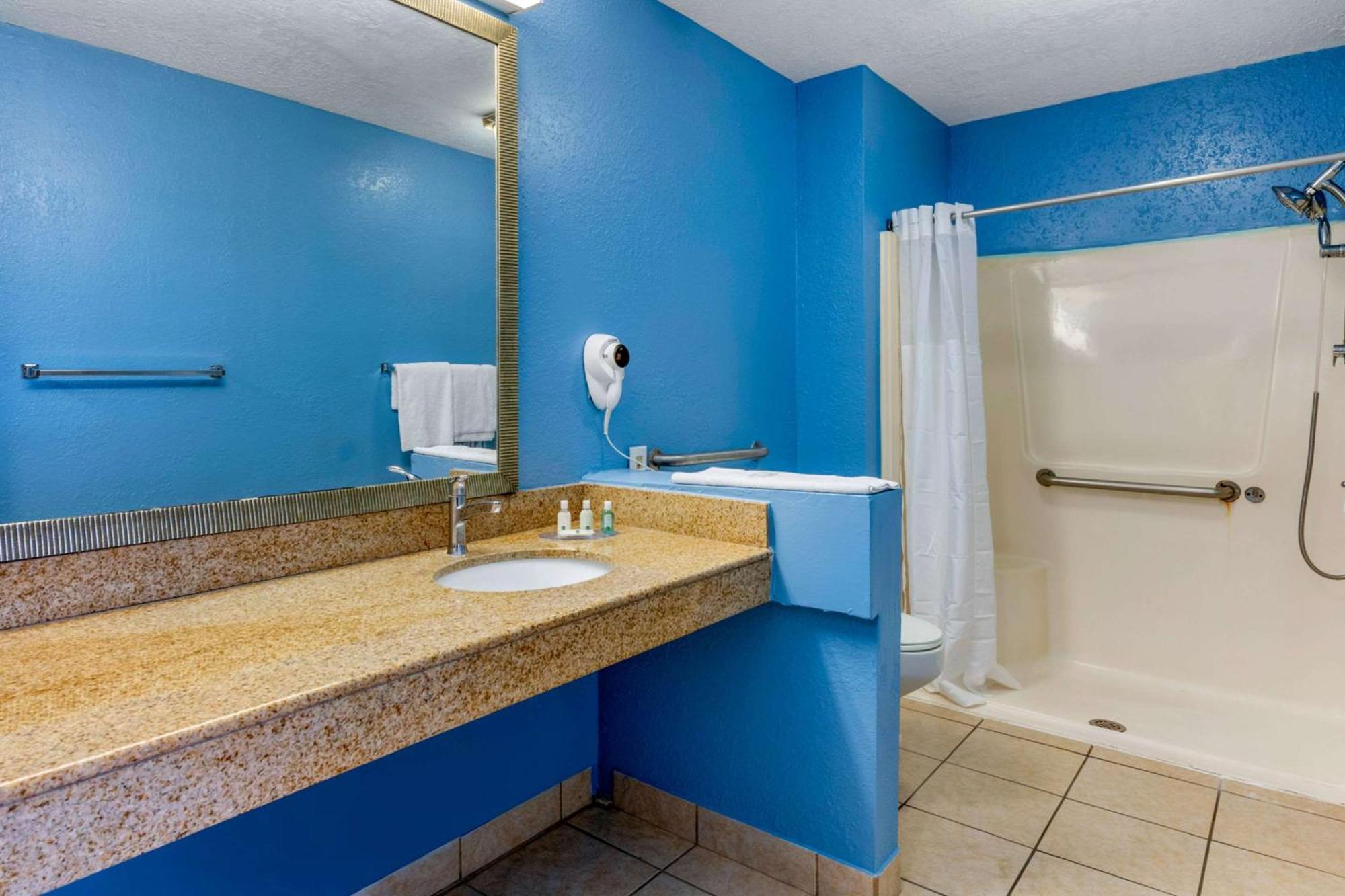 Quality Inn Sarasota North Near Lido Key Beach Exterior photo